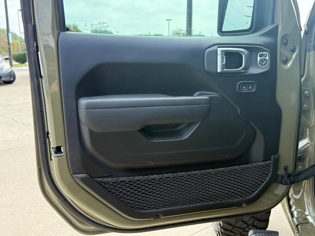 new 2025 Jeep Wrangler car, priced at $75,721