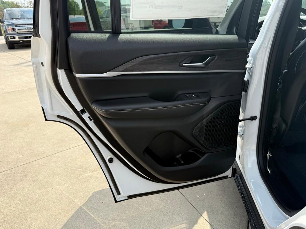 new 2025 Jeep Grand Cherokee car, priced at $42,534