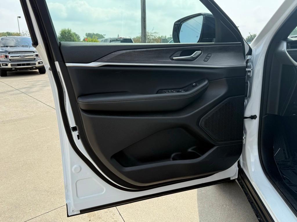 new 2025 Jeep Grand Cherokee car, priced at $42,534