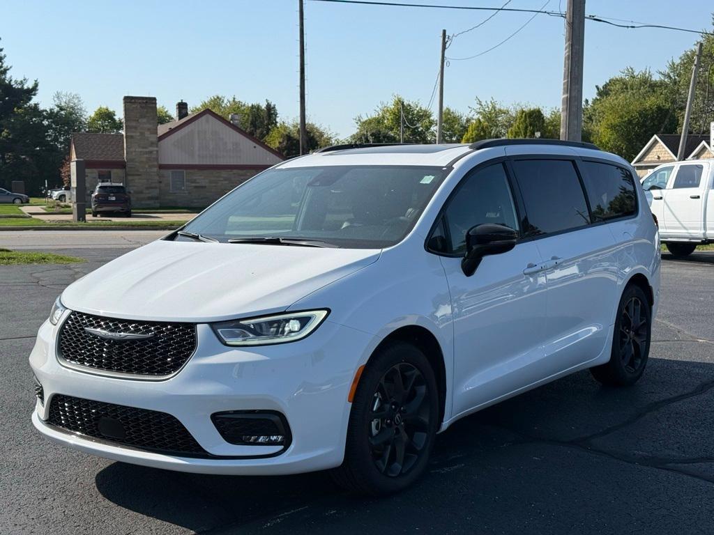 new 2025 Chrysler Pacifica car, priced at $44,482