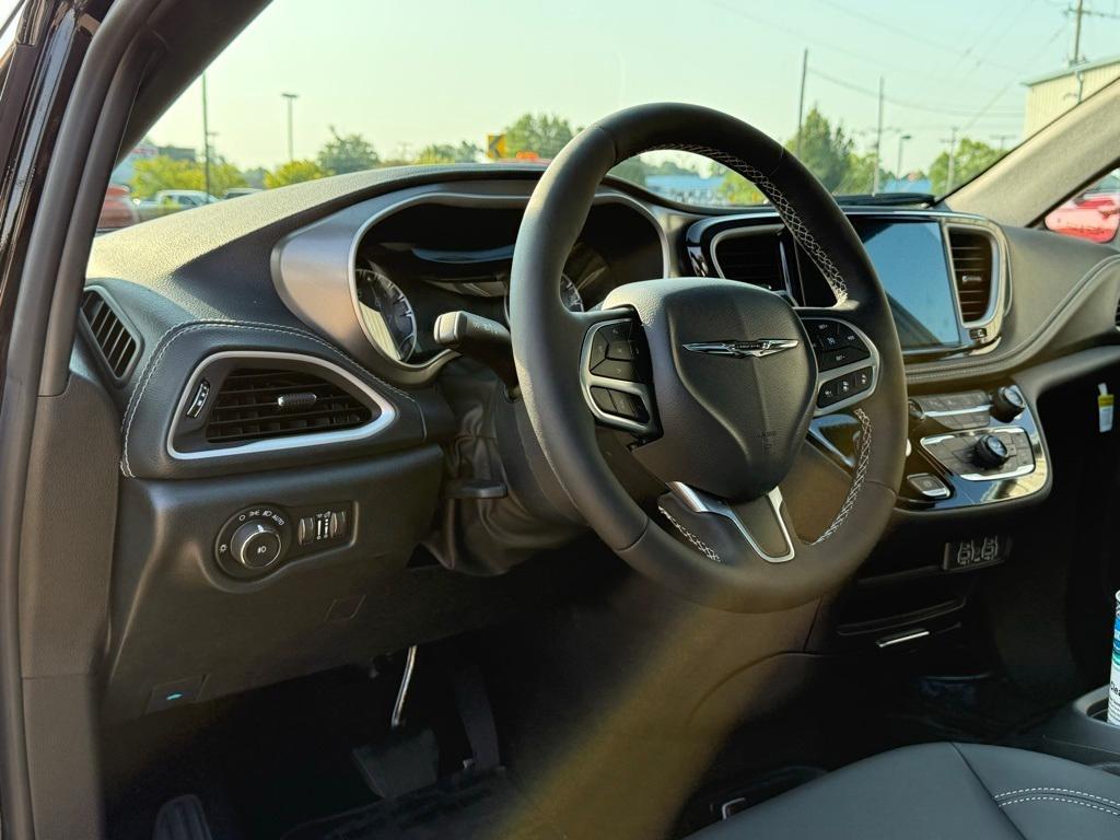 new 2025 Chrysler Pacifica car, priced at $46,803