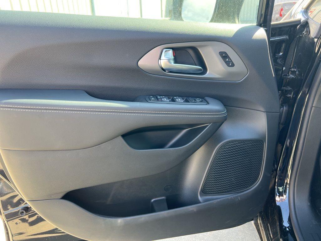 new 2025 Chrysler Pacifica car, priced at $47,315