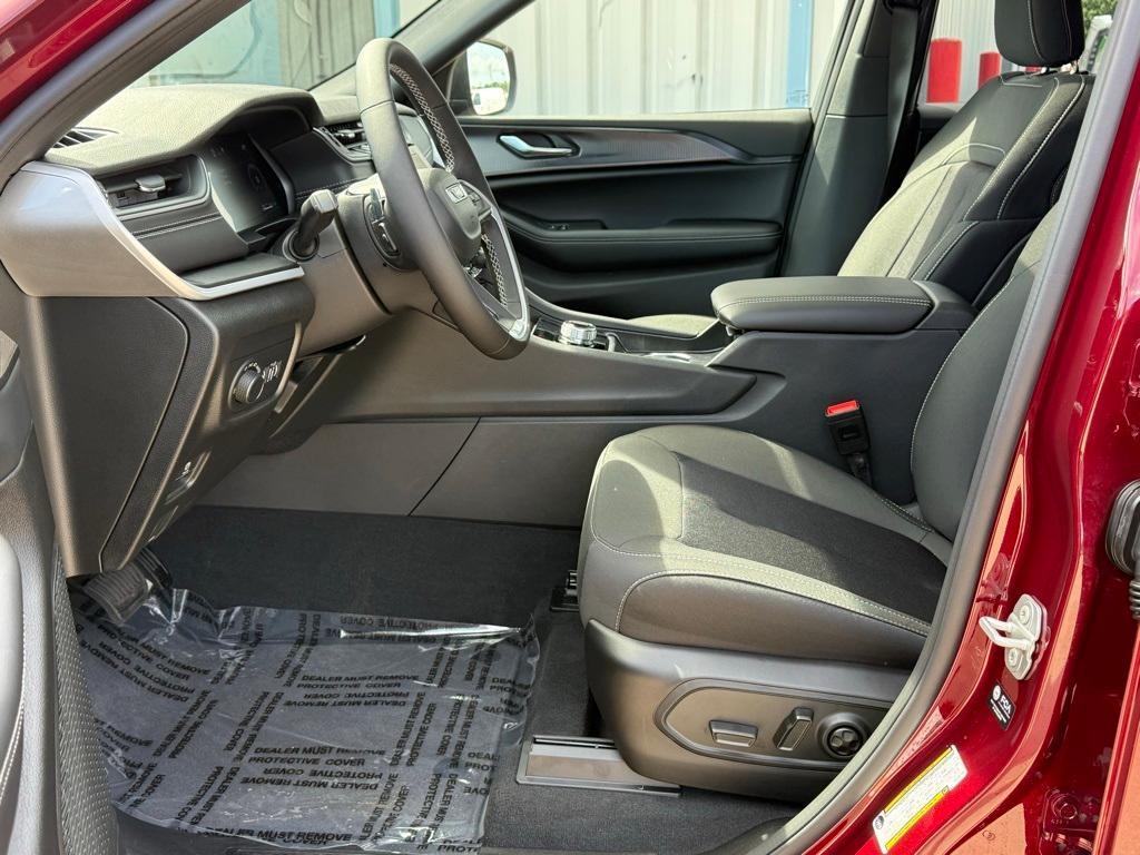 new 2025 Jeep Grand Cherokee car, priced at $42,915