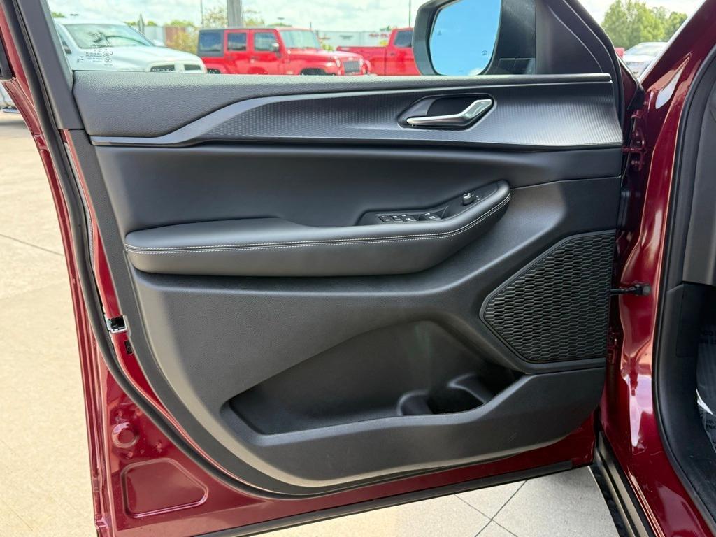 new 2025 Jeep Grand Cherokee car, priced at $42,915