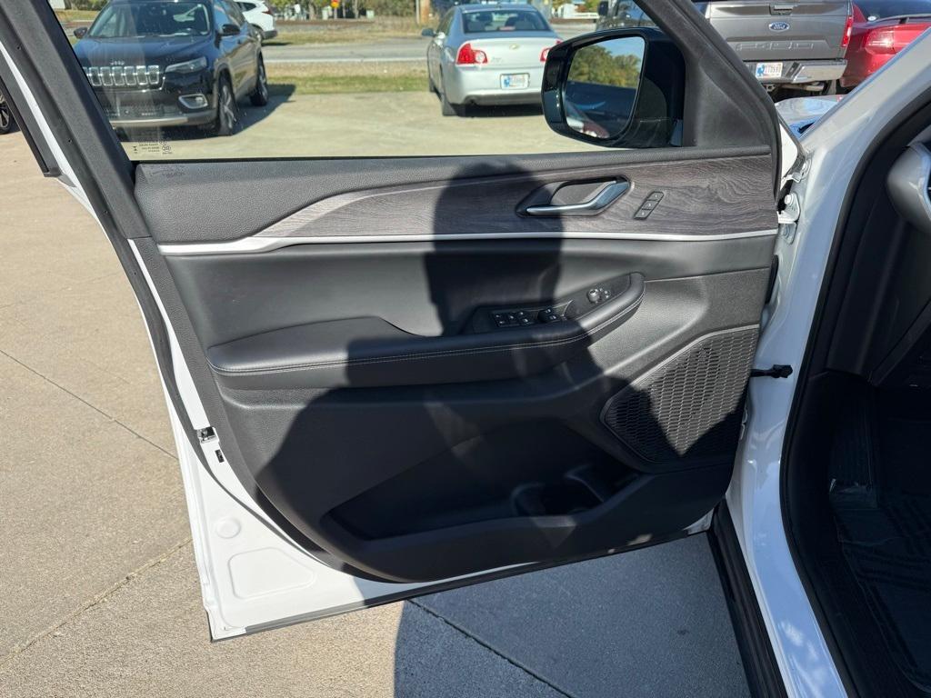 used 2023 Jeep Grand Cherokee car, priced at $30,276