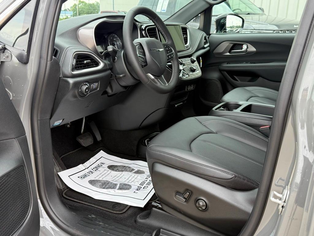 new 2025 Chrysler Pacifica car, priced at $44,585
