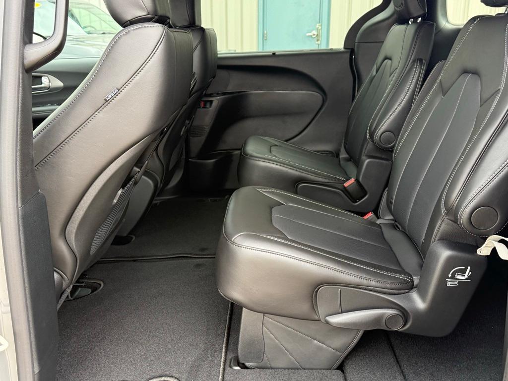 new 2025 Chrysler Pacifica car, priced at $44,585