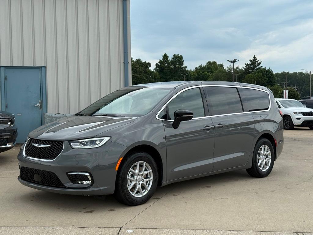 new 2025 Chrysler Pacifica car, priced at $44,585