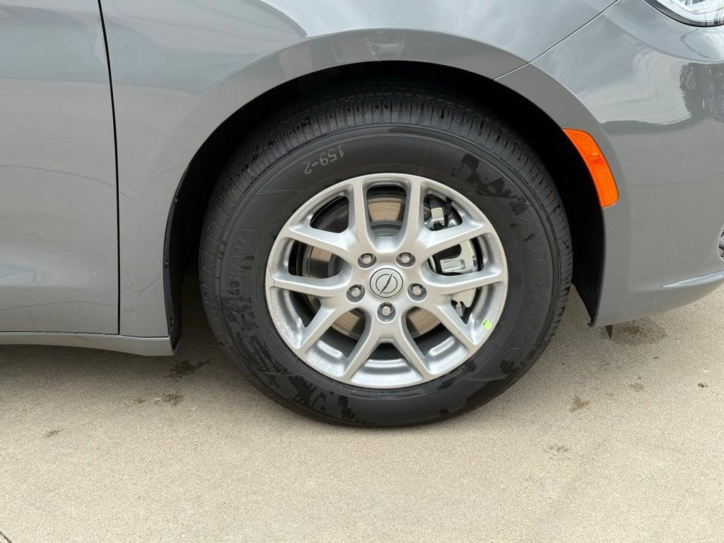 new 2025 Chrysler Pacifica car, priced at $44,585