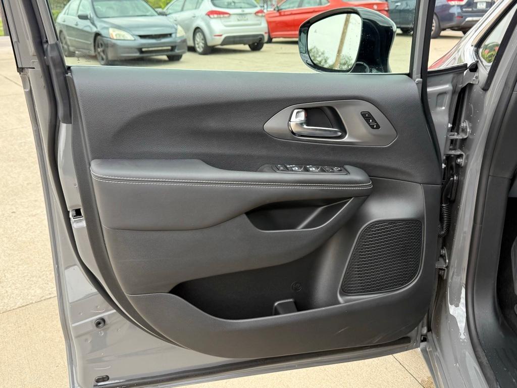new 2025 Chrysler Pacifica car, priced at $44,585