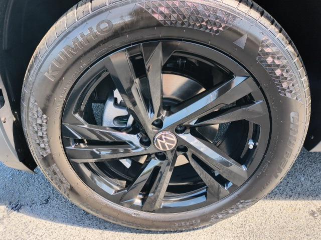 new 2025 Volkswagen Atlas Cross Sport car, priced at $49,381