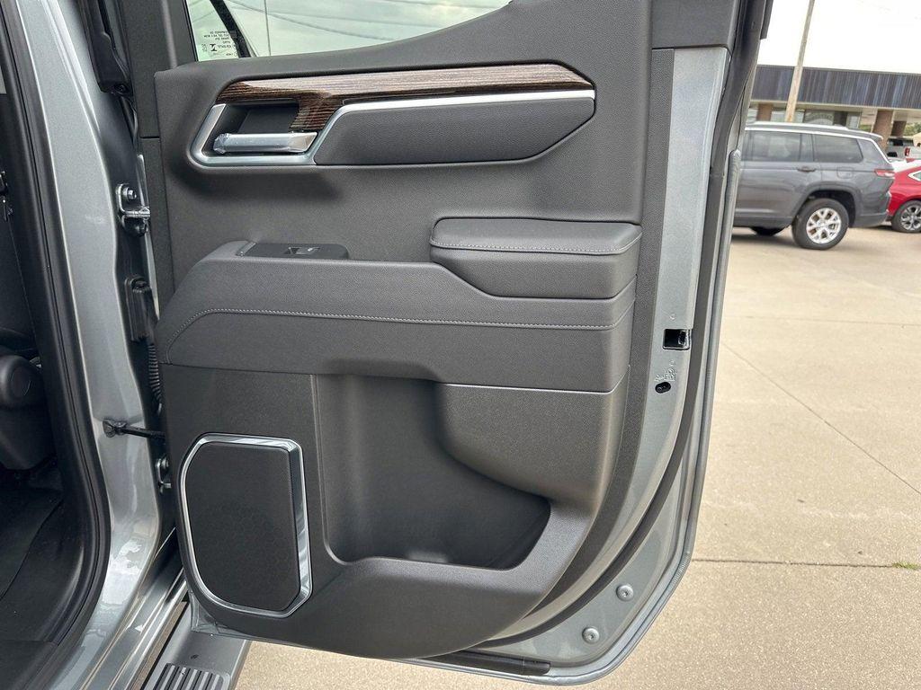 new 2025 GMC Sierra 1500 car, priced at $46,557
