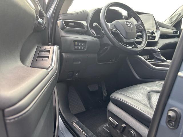 used 2020 Toyota Highlander Hybrid car, priced at $36,882