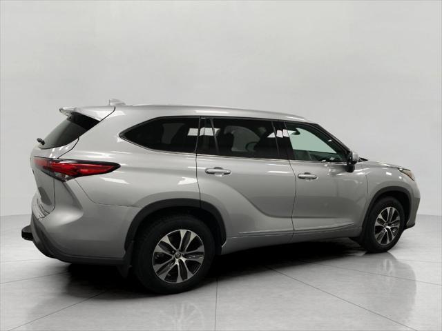 used 2022 Toyota Highlander car, priced at $38,933