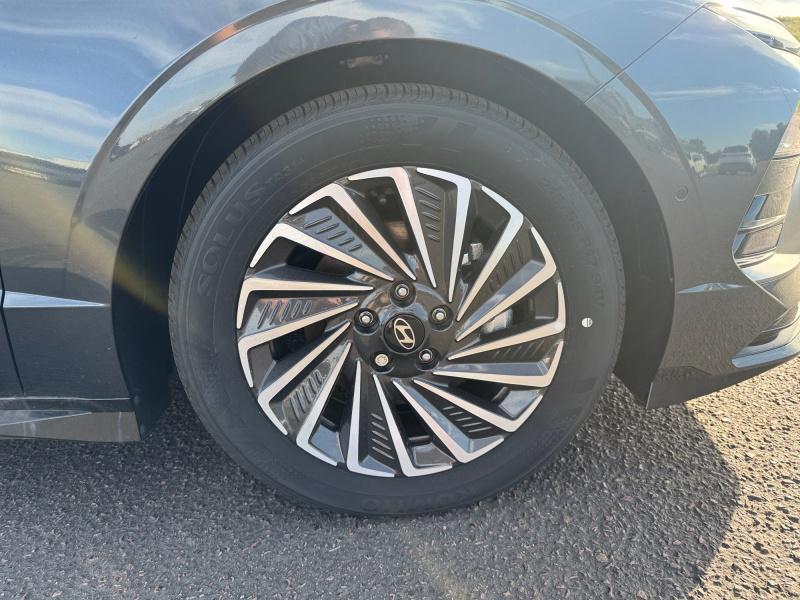new 2025 Hyundai Sonata Hybrid car, priced at $37,047