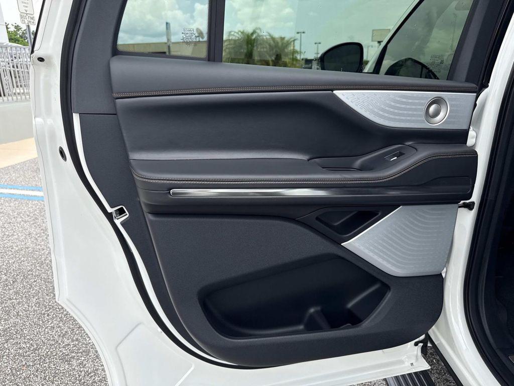 new 2025 Lincoln Navigator car, priced at $123,185