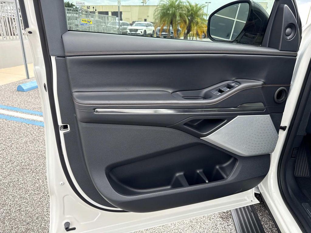 new 2025 Lincoln Navigator car, priced at $123,185