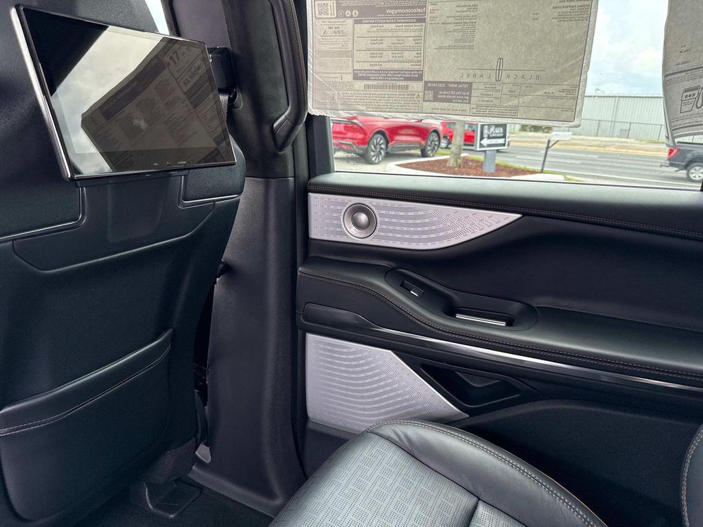 new 2025 Lincoln Navigator car, priced at $123,185