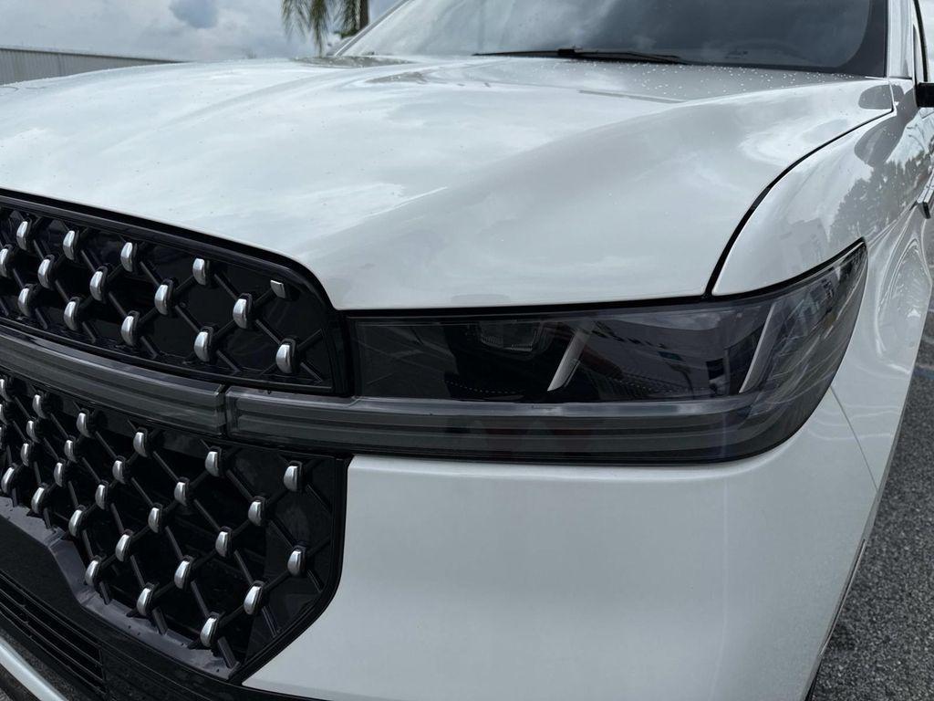 new 2025 Lincoln Navigator car, priced at $123,185