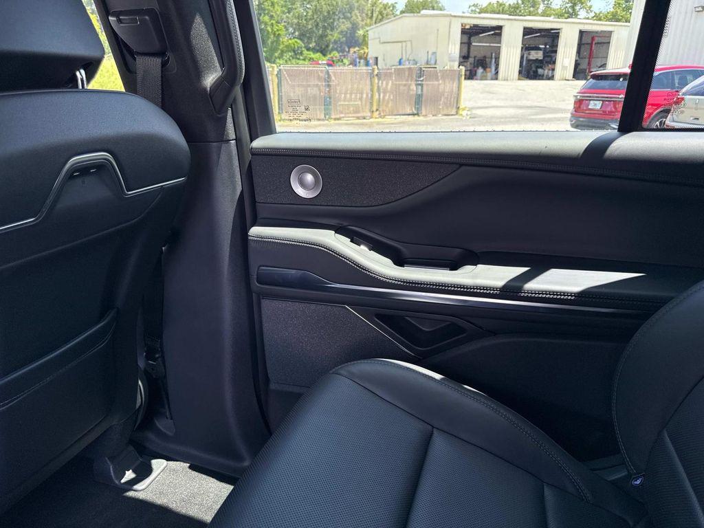 new 2025 Lincoln Navigator car, priced at $112,365