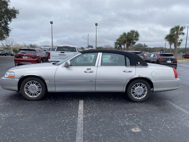 used 2010 Lincoln Town Car car, priced at $10,900