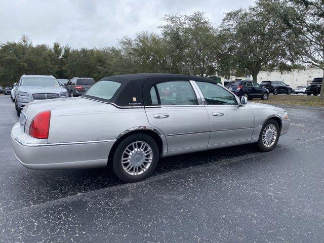 used 2010 Lincoln Town Car car, priced at $10,900