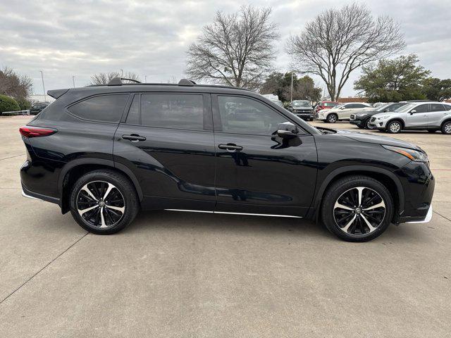 used 2021 Toyota Highlander car, priced at $29,999