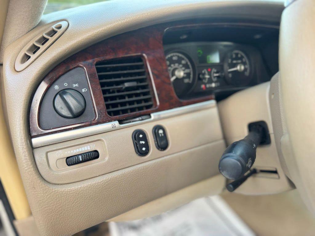 used 2006 Lincoln Town Car car, priced at $7,995