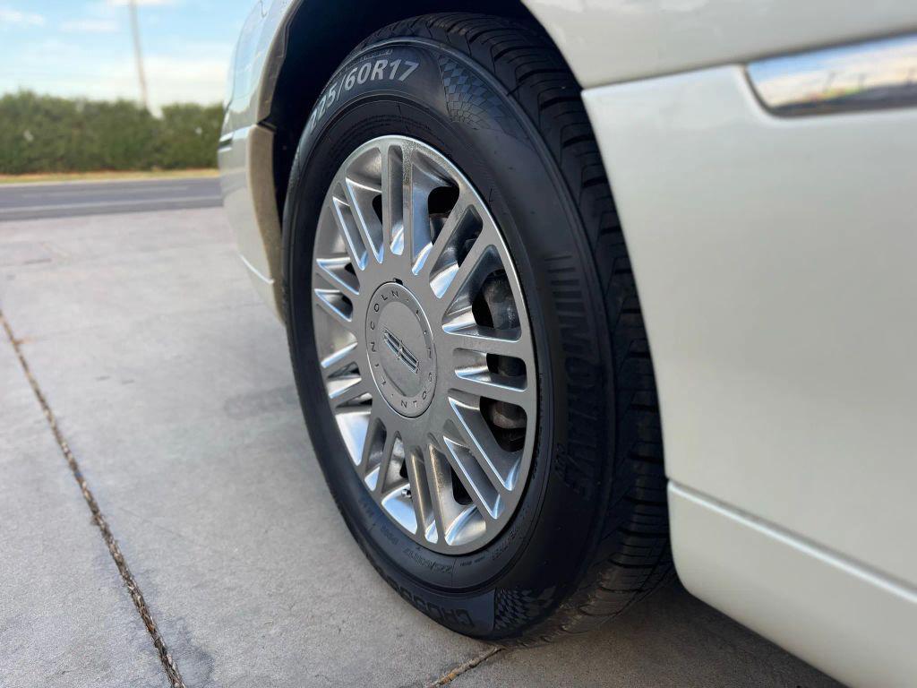 used 2006 Lincoln Town Car car, priced at $7,995