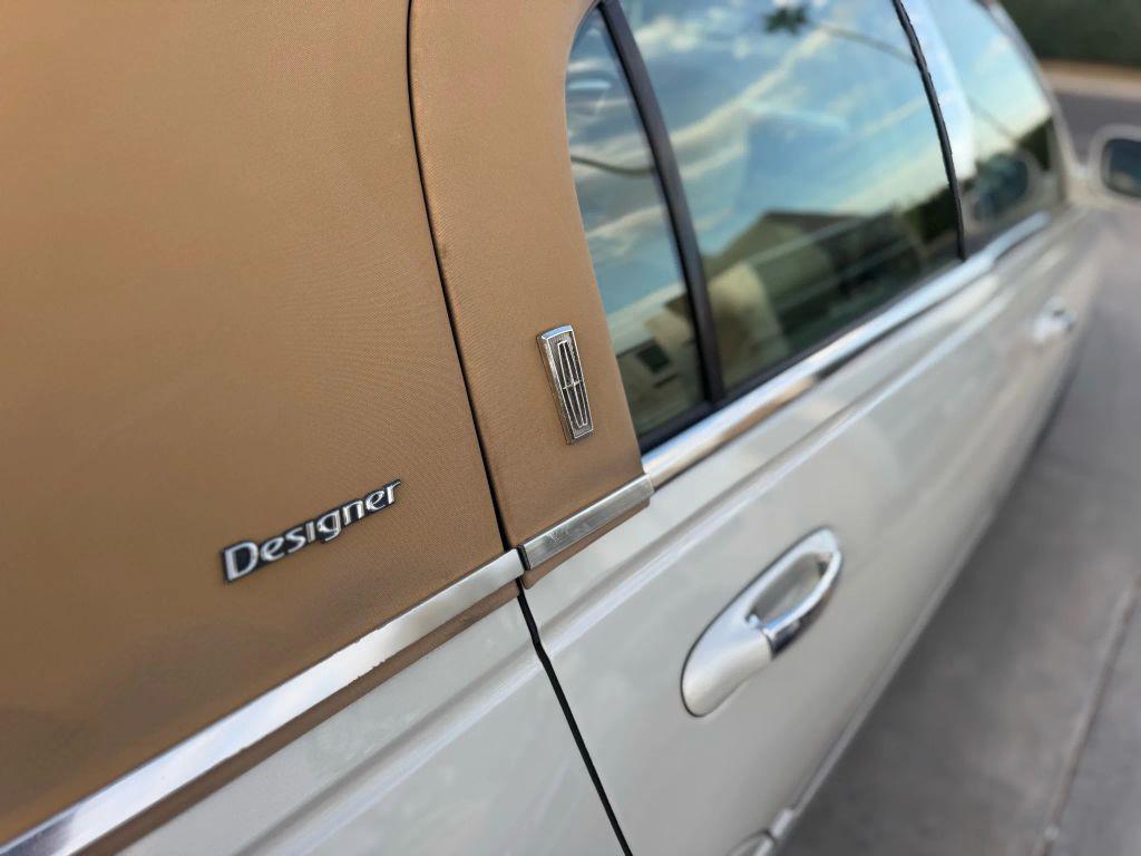 used 2006 Lincoln Town Car car, priced at $7,995