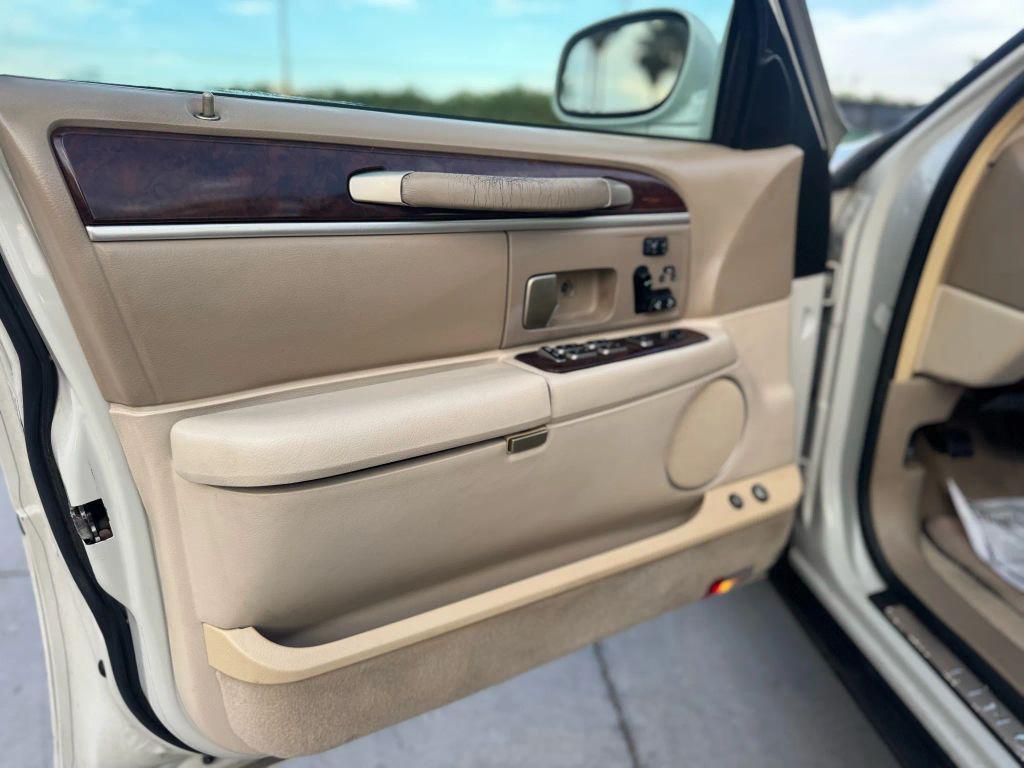 used 2006 Lincoln Town Car car, priced at $7,995