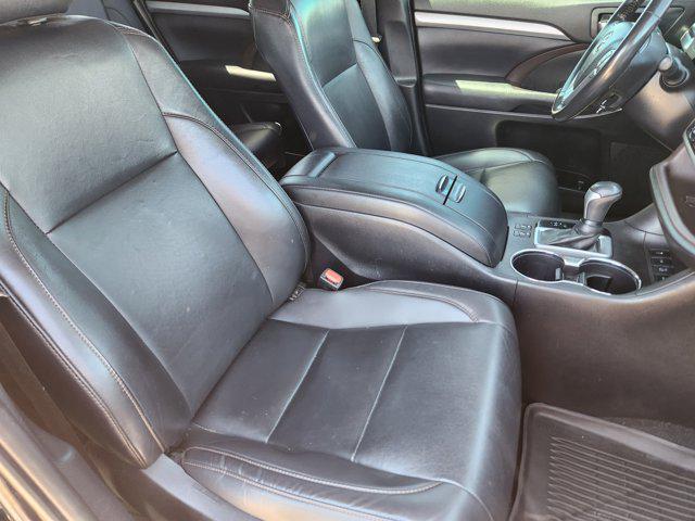 used 2019 Toyota Highlander car, priced at $27,172