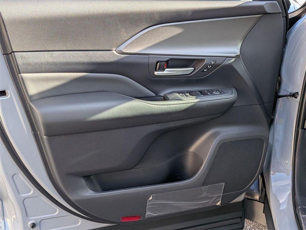 new 2026 Toyota Highlander Hybrid car, priced at $56,235