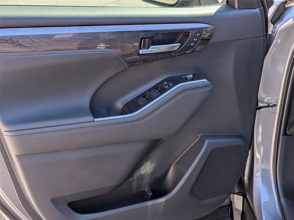 new 2025 Toyota Highlander Hybrid car, priced at $56,882