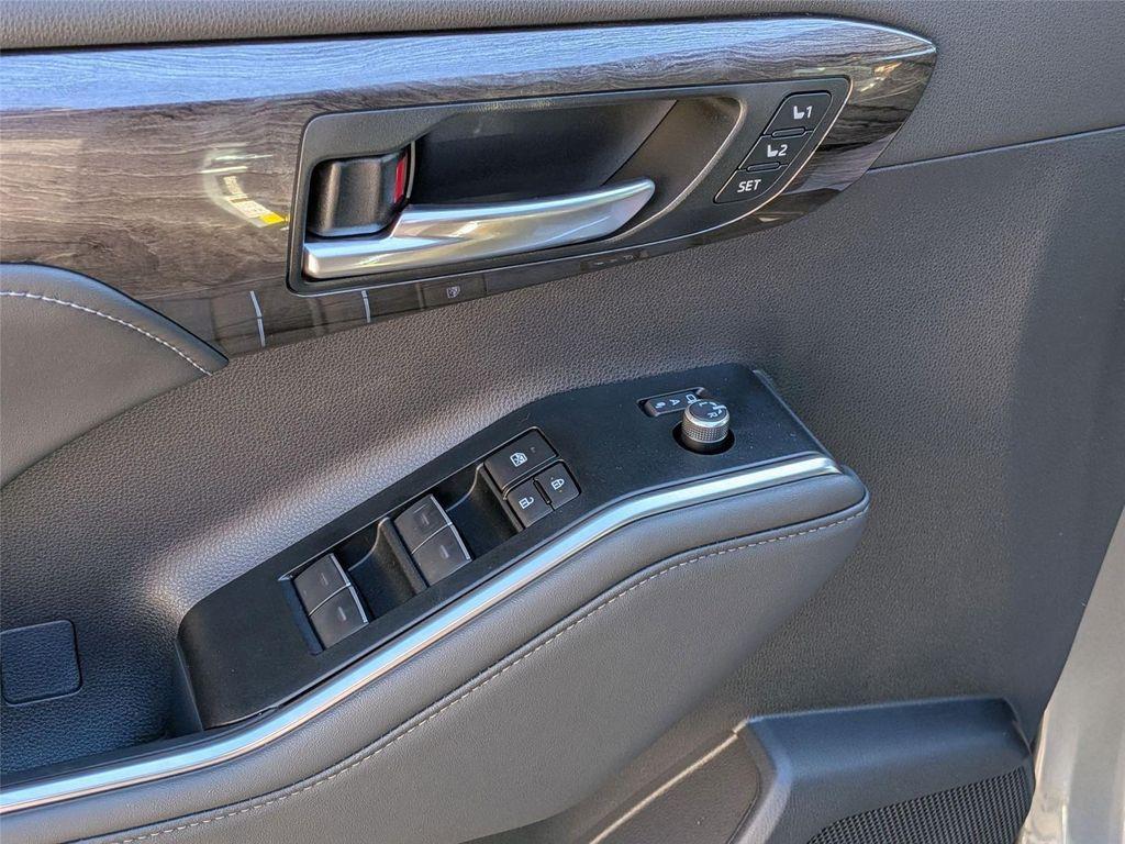 new 2025 Toyota Highlander Hybrid car, priced at $56,882