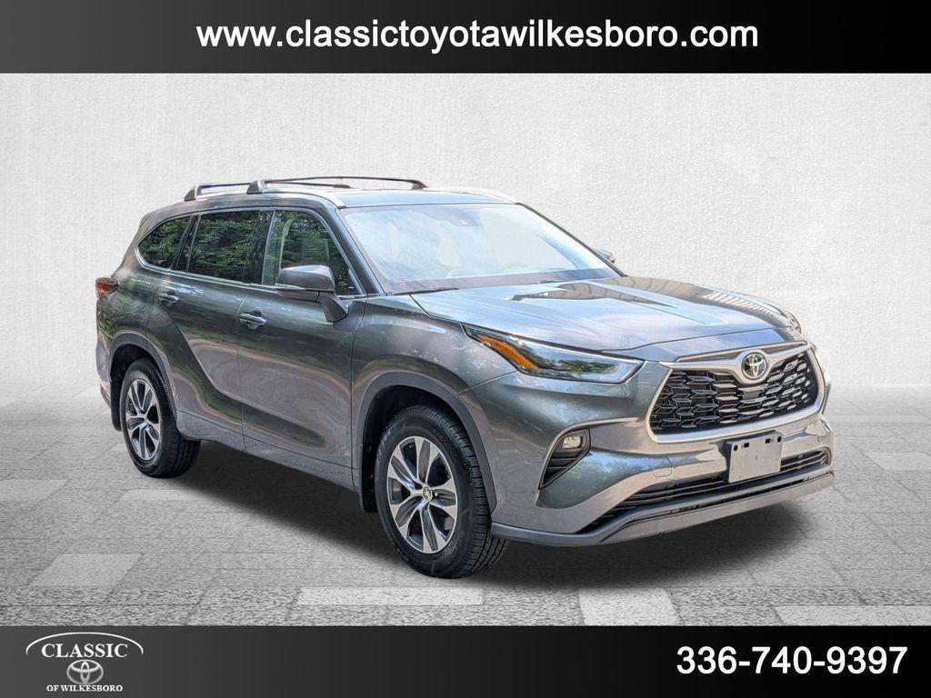 used 2022 Toyota Highlander car, priced at $34,498