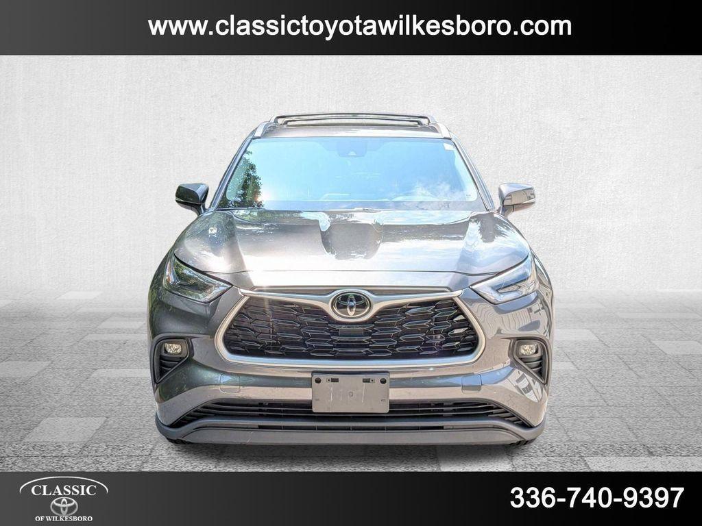 used 2022 Toyota Highlander car, priced at $34,498