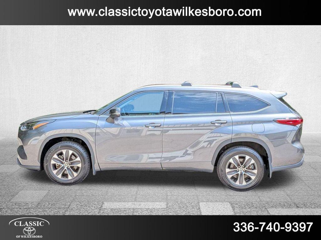 used 2022 Toyota Highlander car, priced at $34,498