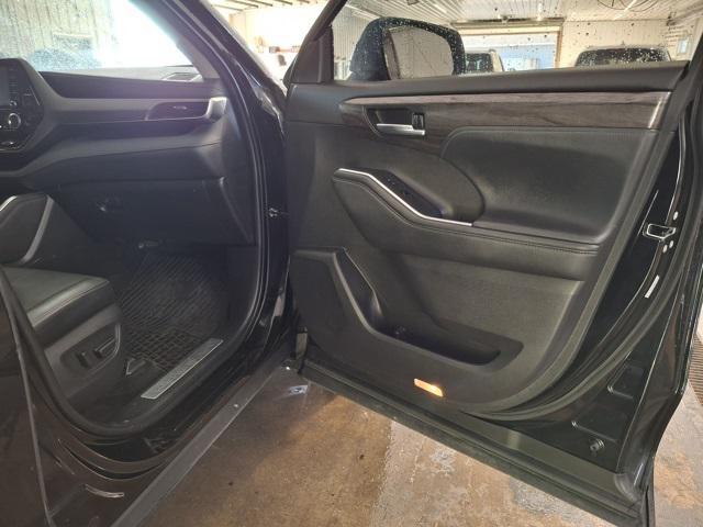 used 2023 Toyota Highlander car, priced at $32,989