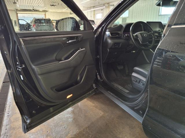 used 2023 Toyota Highlander car, priced at $32,989