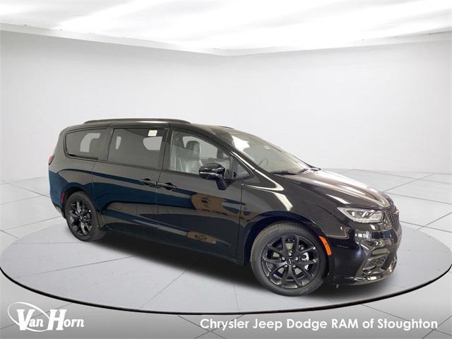 new 2024 Chrysler Pacifica car, priced at $47,186