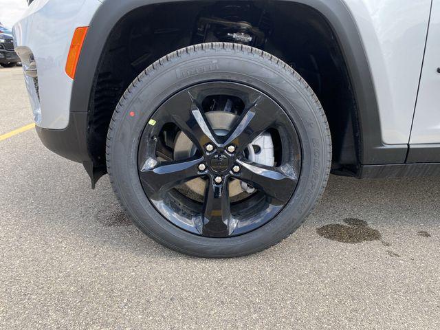 new 2025 Jeep Grand Cherokee car, priced at $45,999