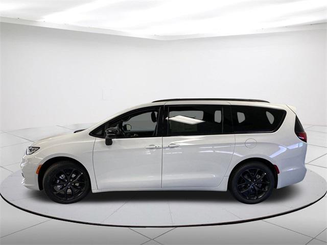 new 2024 Chrysler Pacifica car, priced at $39,877