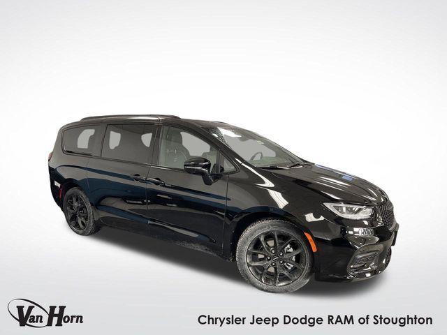 new 2025 Chrysler Pacifica car, priced at $45,744