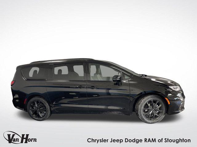 new 2025 Chrysler Pacifica car, priced at $45,744