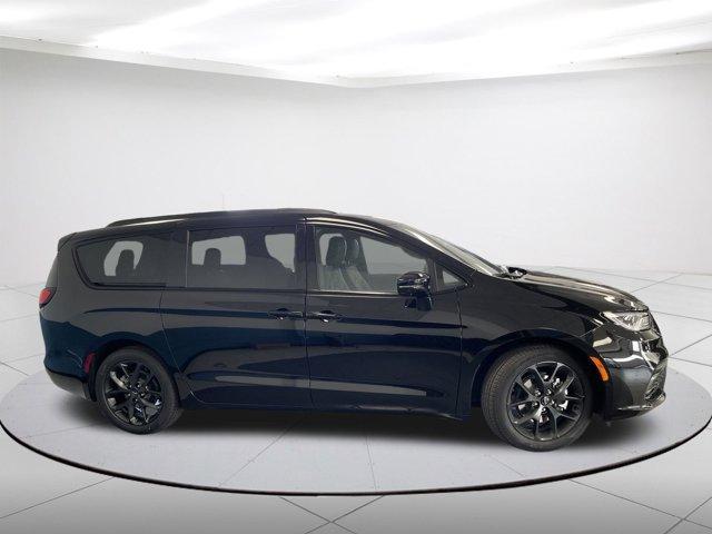 new 2024 Chrysler Pacifica car, priced at $37,974