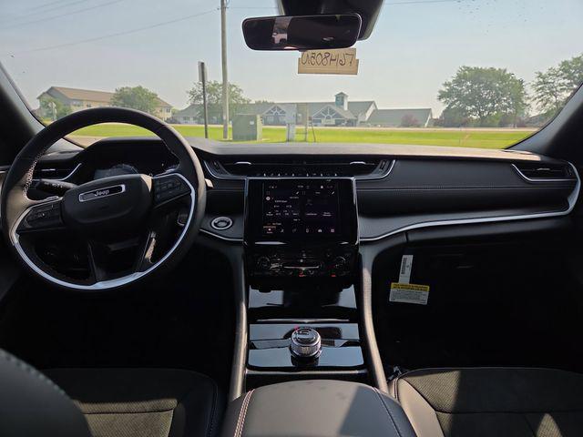 new 2025 Jeep Grand Cherokee car, priced at $43,588