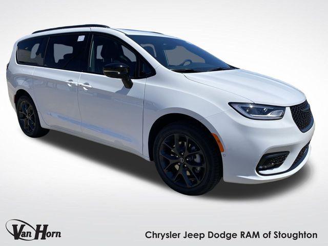 new 2025 Chrysler Pacifica car, priced at $55,823