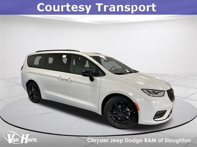 new 2024 Chrysler Pacifica car, priced at $44,094