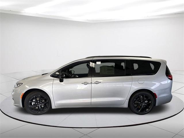 new 2024 Chrysler Pacifica car, priced at $45,013